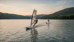 Wind-SUPs: Gleiten mit Paddel & Segel